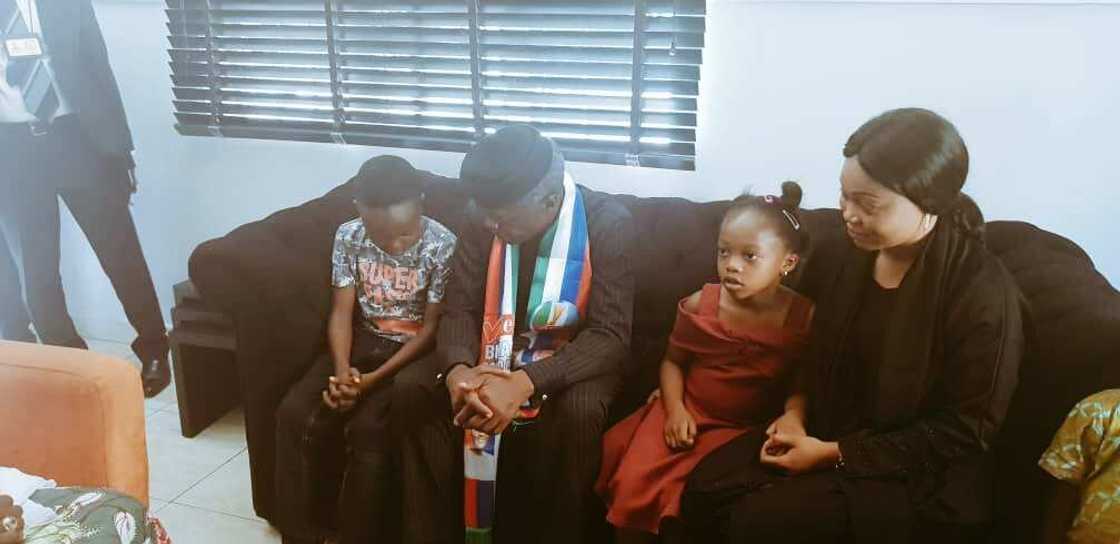 Osinbajo tare da Uwargidan marigayi Manjo Solomon da 'ya'yan sa uku Osinbajo tare da Uwargidan marigayi Manjo Solomon da 'ya'yan sa uku