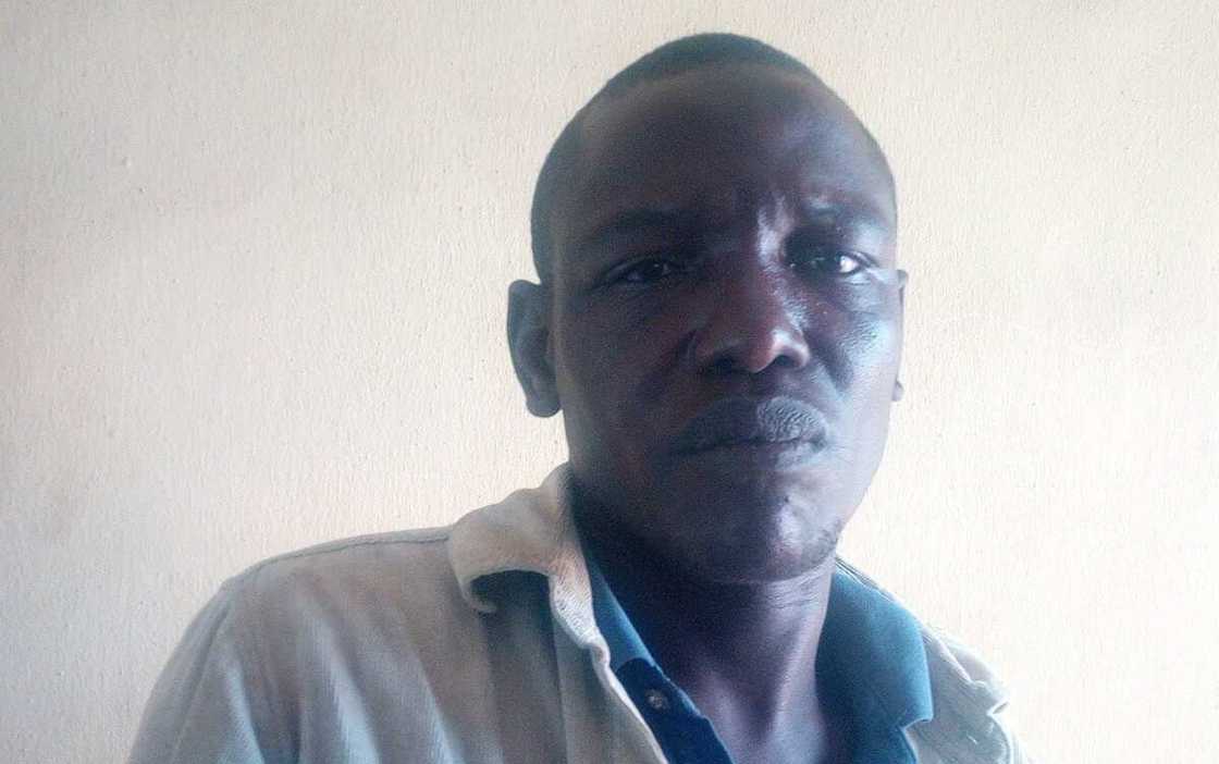 Baki kan yanka wuya: An yanke wa Hassan shekaru 2 a gidan yari saboda ya kira ‘yan sanda ɓarayi a Adamawa Baki kan yanka wuya: An yanke wa Hassan shekaru 2 a gidan yari saboda ya kira ‘yan sanda ɓarayi a Adamawa