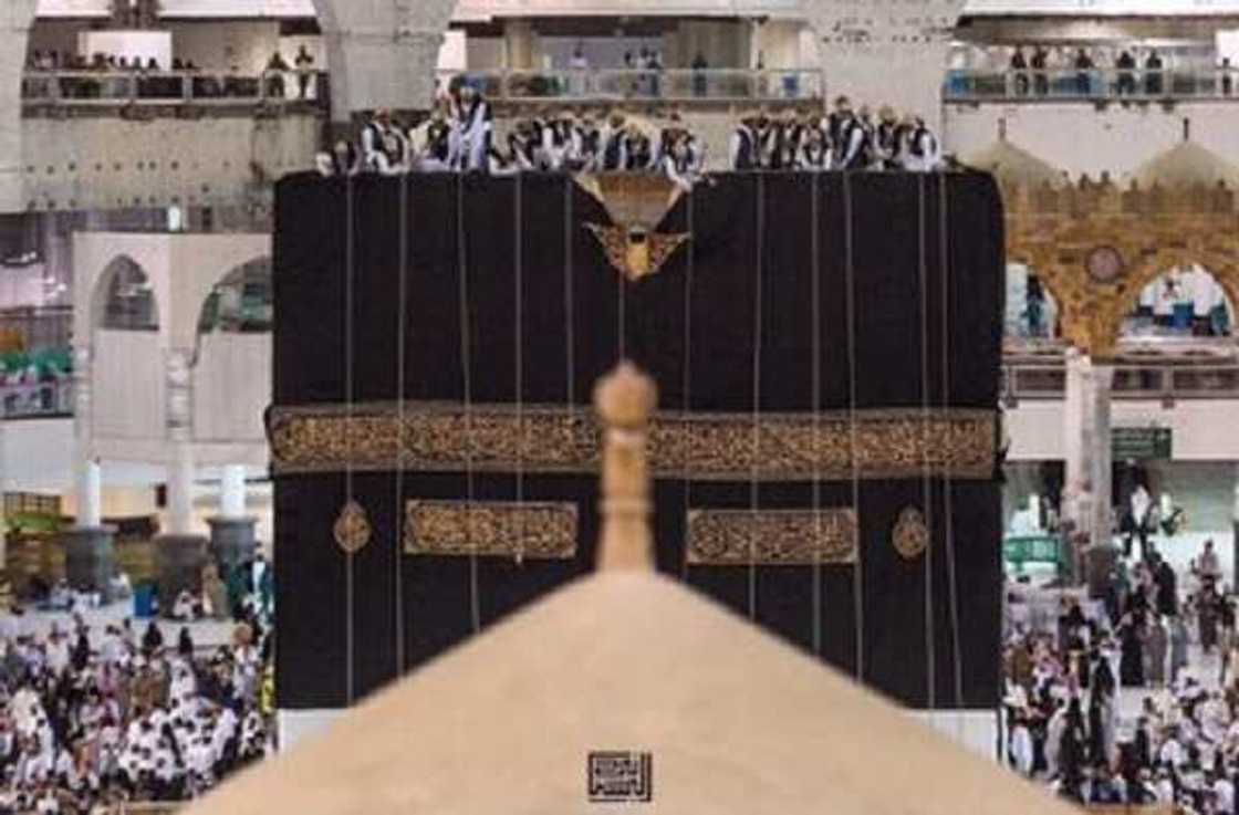 Hajjin 2019: Hotunan yadda aka canja suturar dakin Ka'aba a ranar Arafat Hajjin 2019: Hotunan yadda aka canja suturar dakin Ka'aba a ranar Arafat