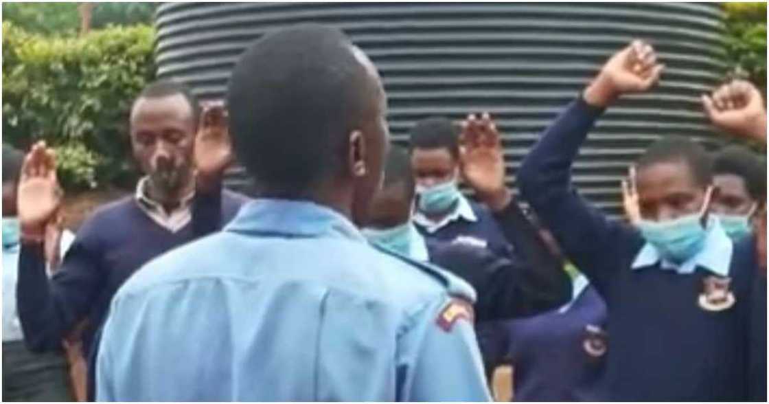 Kenyans Praise Police Officer Spotted Leading KCSE Candidates in Prayers Before Sitting Exams Kenyans Praise Police Officer Spotted Leading KCSE Candidates in Prayers Before Sitting Exams