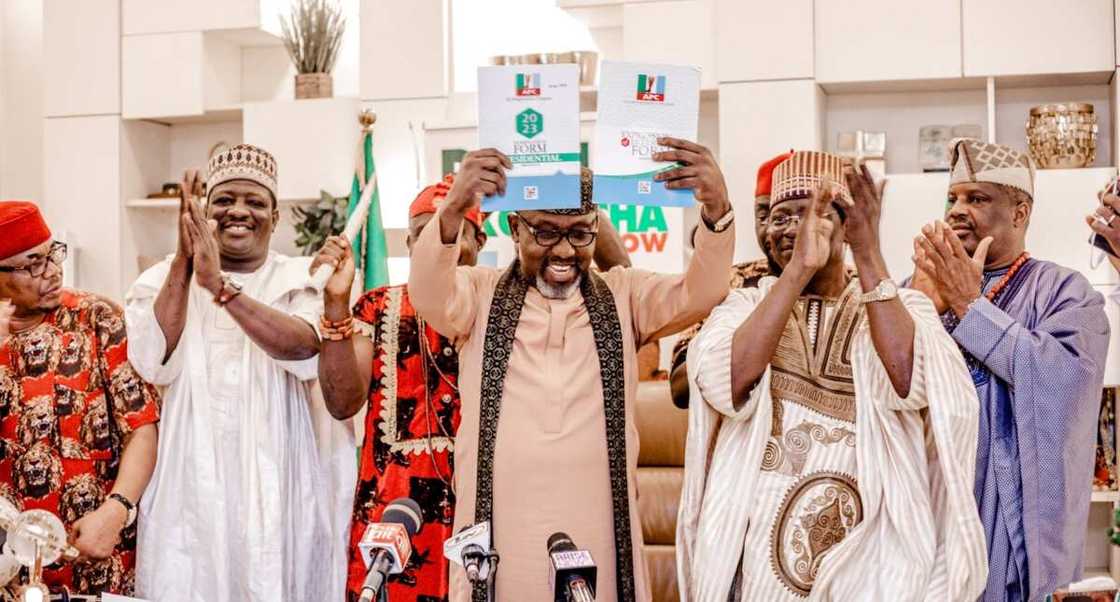 Okorocha ya karbi fom din gajeBuhari Okorocha ya karbi fom din gajeBuhari