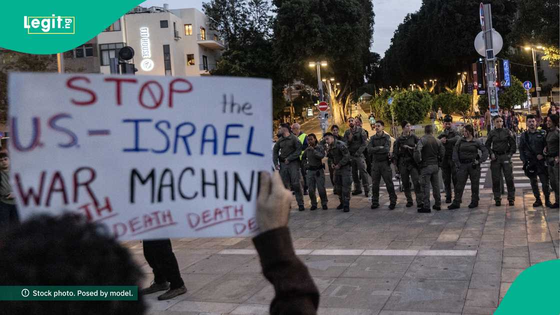 Hare-haren Iran sun jawo tashin gobara yayin da mutane suka jikkata a tsakiyar Isra'ila. Hare-haren Iran sun jawo tashin gobara yayin da mutane suka jikkata a tsakiyar Isra'ila.