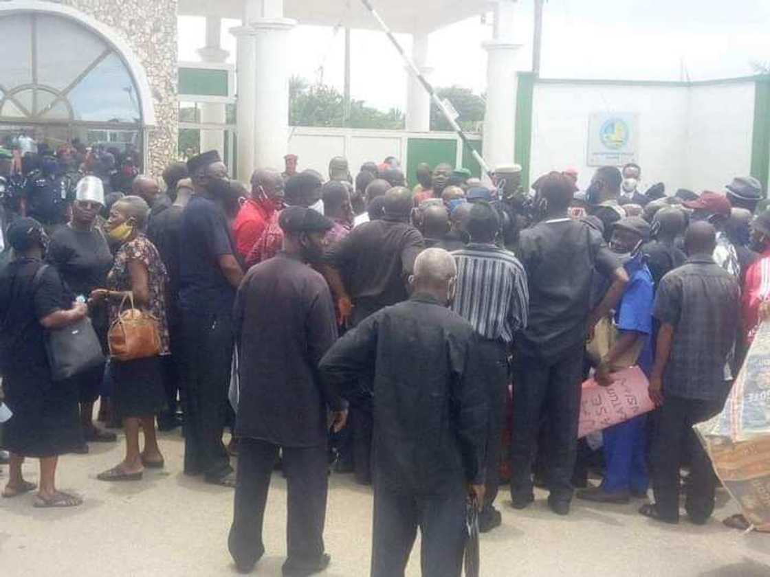 Da duminsa: Ma'aikatan da suka yi murabus sun hana shiga da fita a gidan gwamnatin Delta Da duminsa: Ma'aikatan da suka yi murabus sun hana shiga da fita a gidan gwamnatin Delta