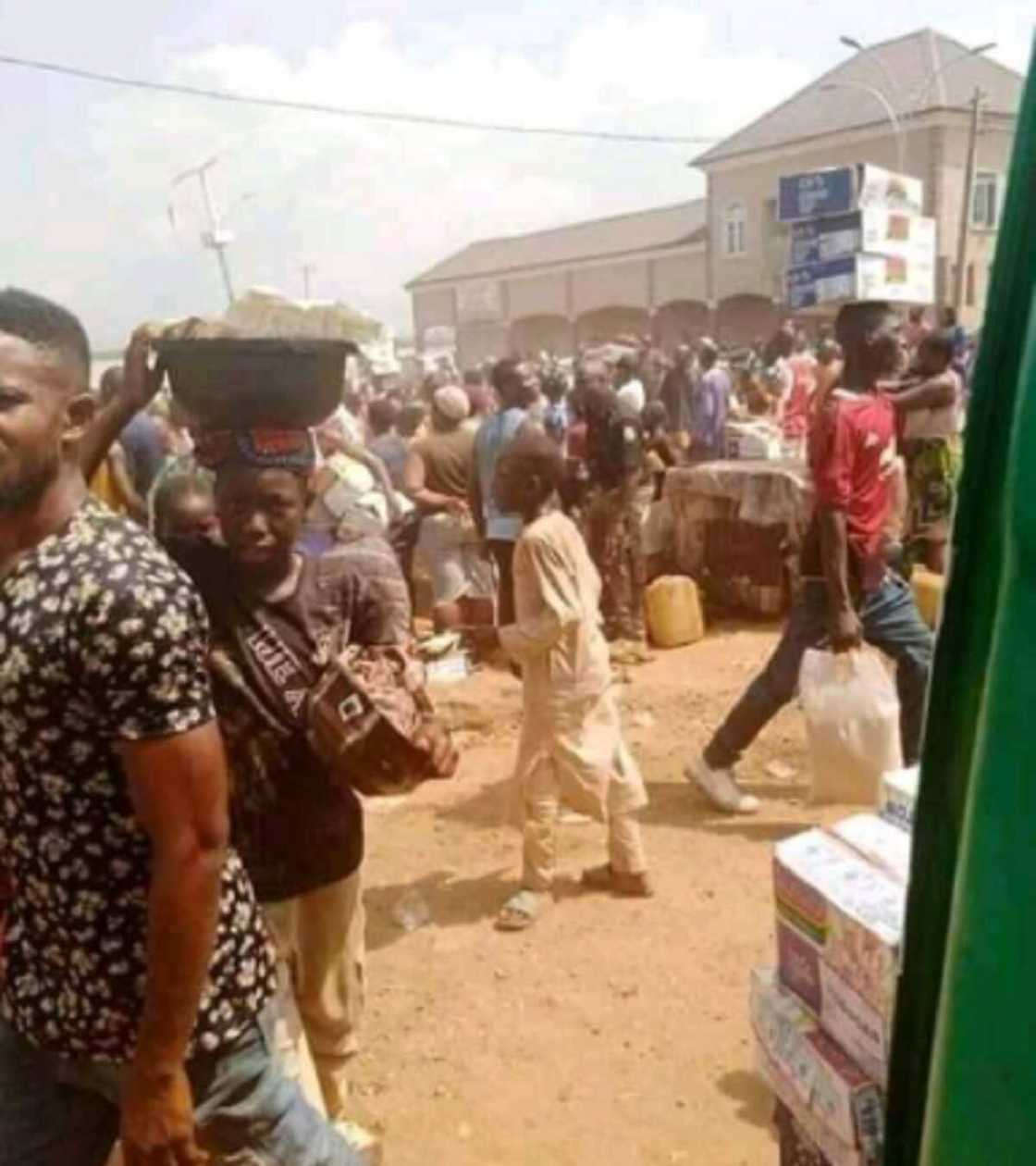 Hotunan matasa suna wawushe tallafin korona a Kogi Hotunan matasa suna wawushe tallafin korona a Kogi