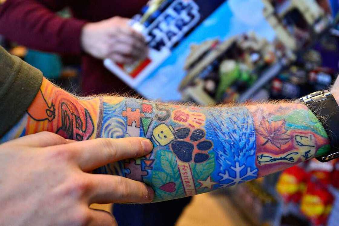 Ed Sheeran et ses 62 tatouages, une vraie passion. Que représentent-ils ? Ed Sheeran et ses 62 tatouages, une vraie passion. Que représentent-ils ?