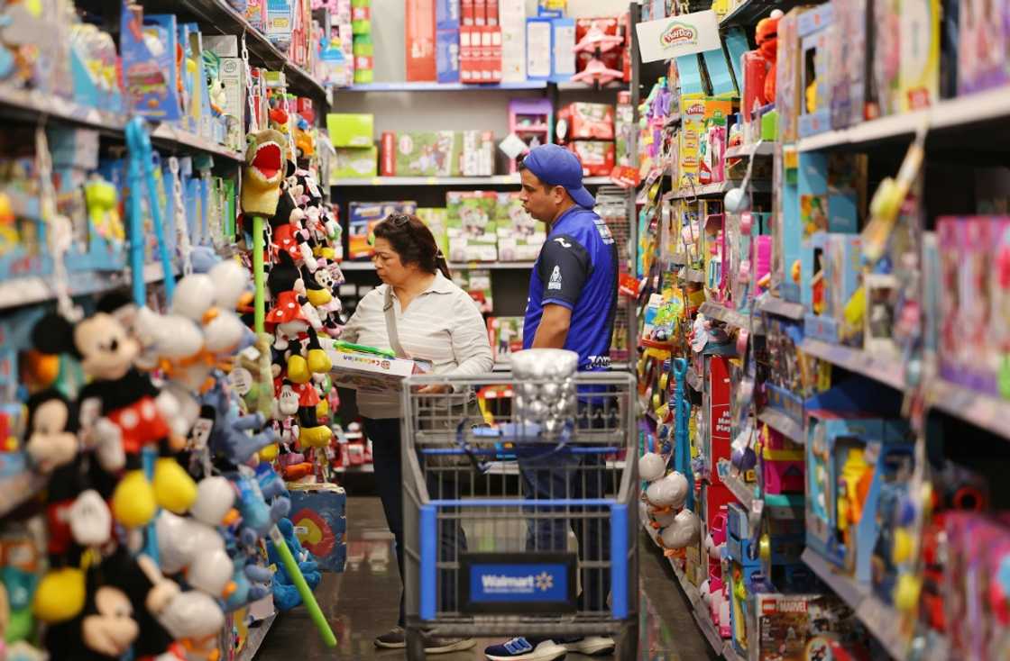 Walmart has scored gains with higher income consumers, but shares fell on a disappointing forecast