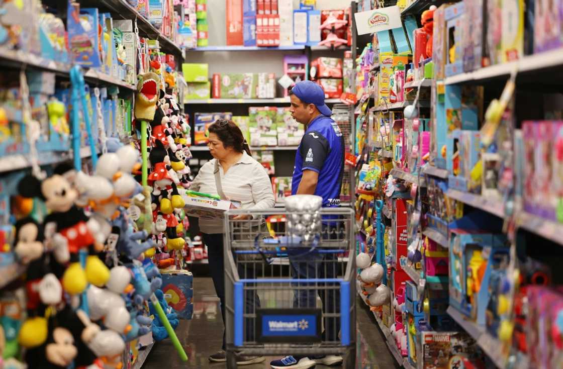 Walmart has scored gains with higher income consumers, but shares fell on a disappointing forecast Walmart has scored gains with higher income consumers, but shares fell on a disappointing forecast