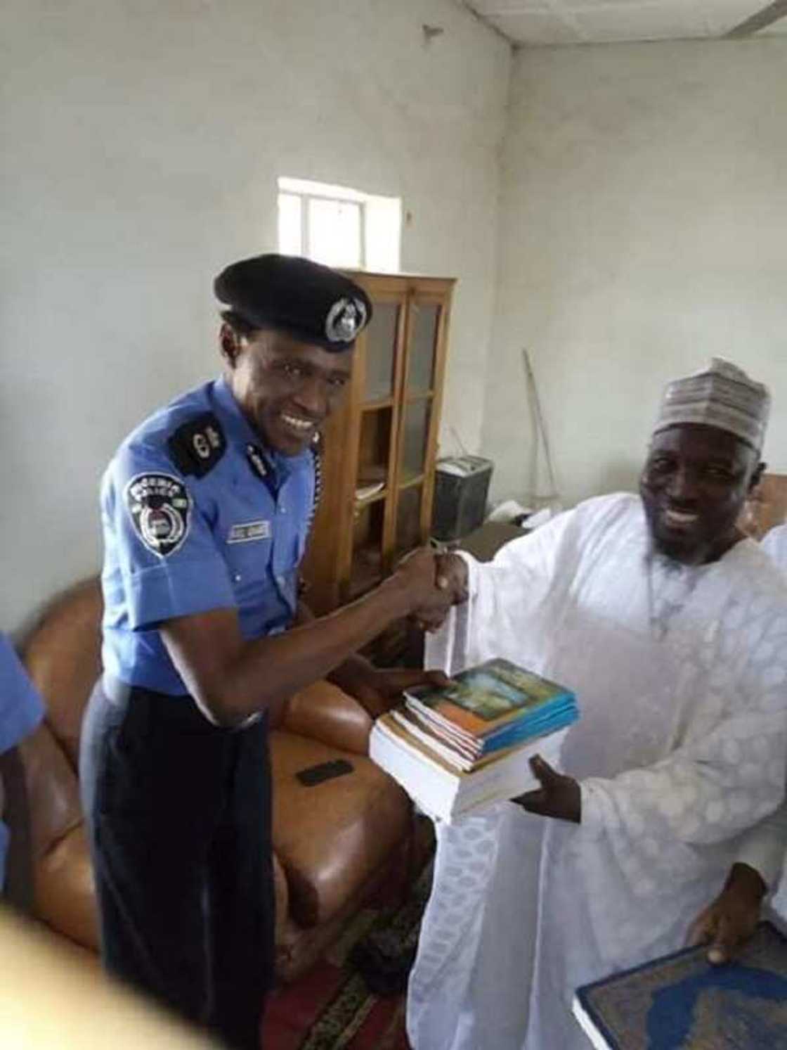 Kungiyar Izala reshen Jihar kano ta ba CP Wakili kyautar Kur'ani da littafan Musulunci Kungiyar Izala reshen Jihar kano ta ba CP Wakili kyautar Kur'ani da littafan Musulunci