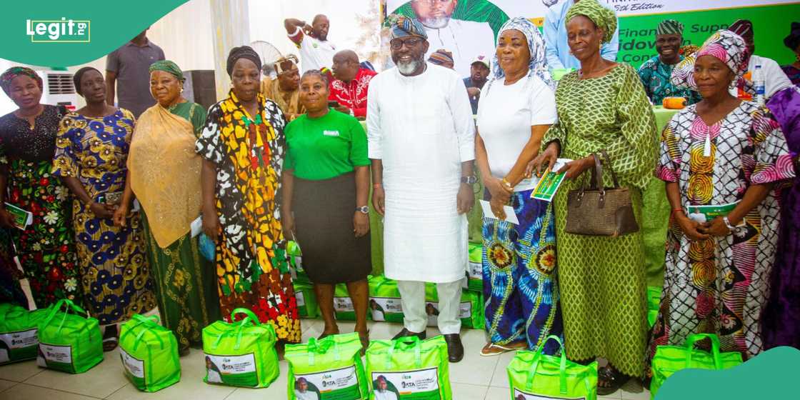 Lagos lawmaker empowers 500 widows with foodstuff, N10m Lagos lawmaker empowers 500 widows with foodstuff, N10m