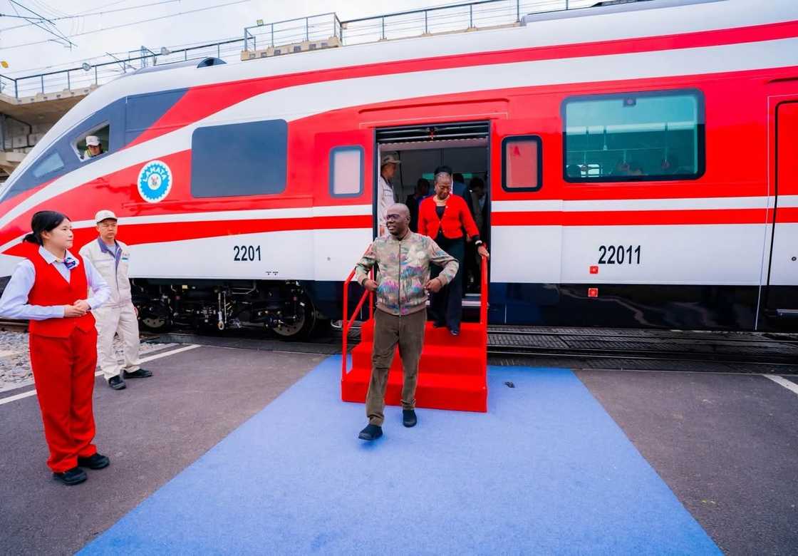 Yadda gwamnan Legas ya fito daga jirgin kasa