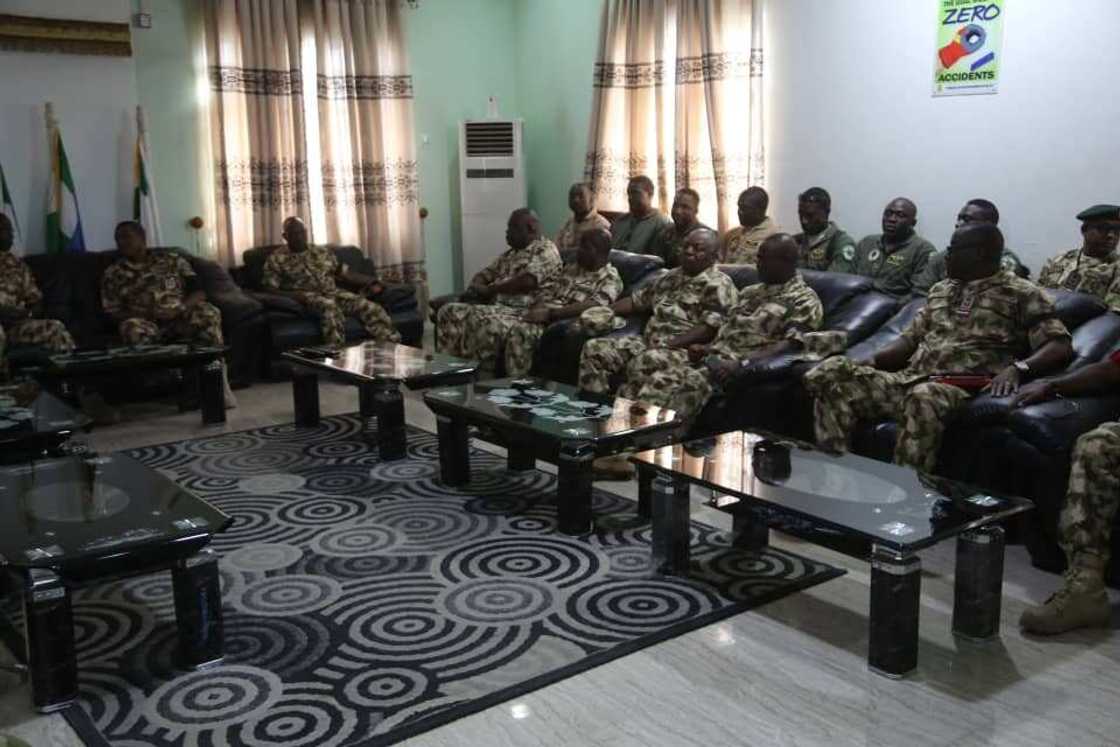 Mutuwar Sojoji a jirgin sama: Buratai ya kai ma babban hafsan Sojan sama ziyarar ta’aziyya Mutuwar Sojoji a jirgin sama: Buratai ya kai ma babban hafsan Sojan sama ziyarar ta’aziyya