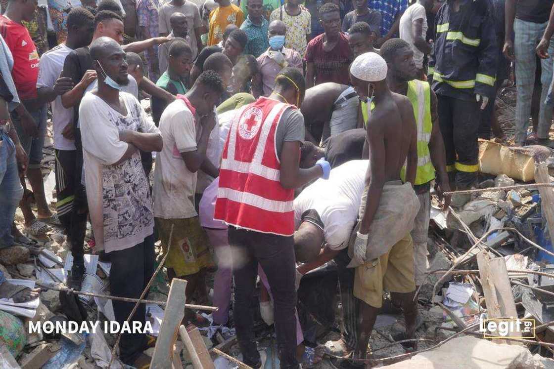 Hotunan yadda ake ceto daliban makarantar da ta rubza a Legas Hotunan yadda ake ceto daliban makarantar da ta rubza a Legas