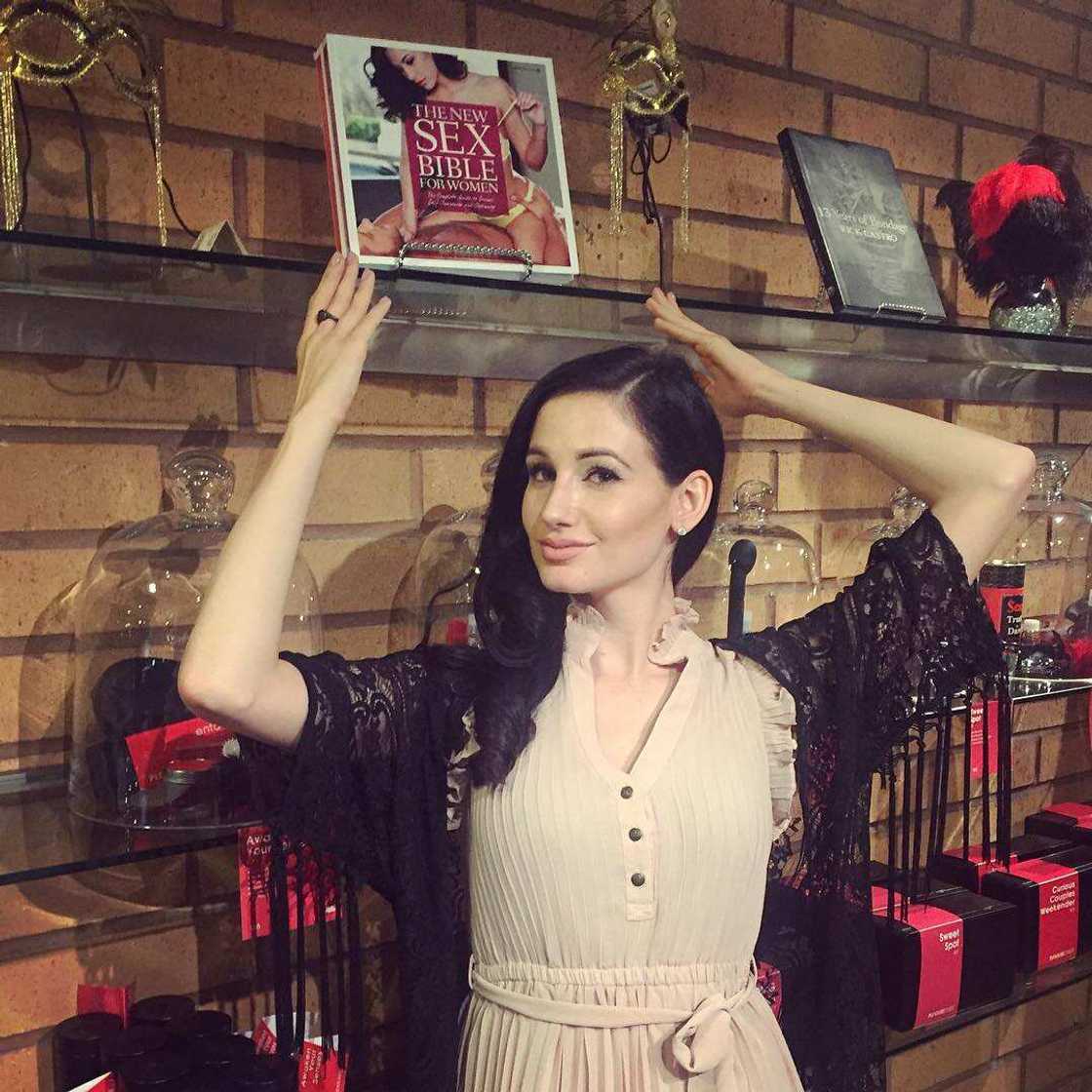 drew carey's girlfriend drew carey's girlfriend