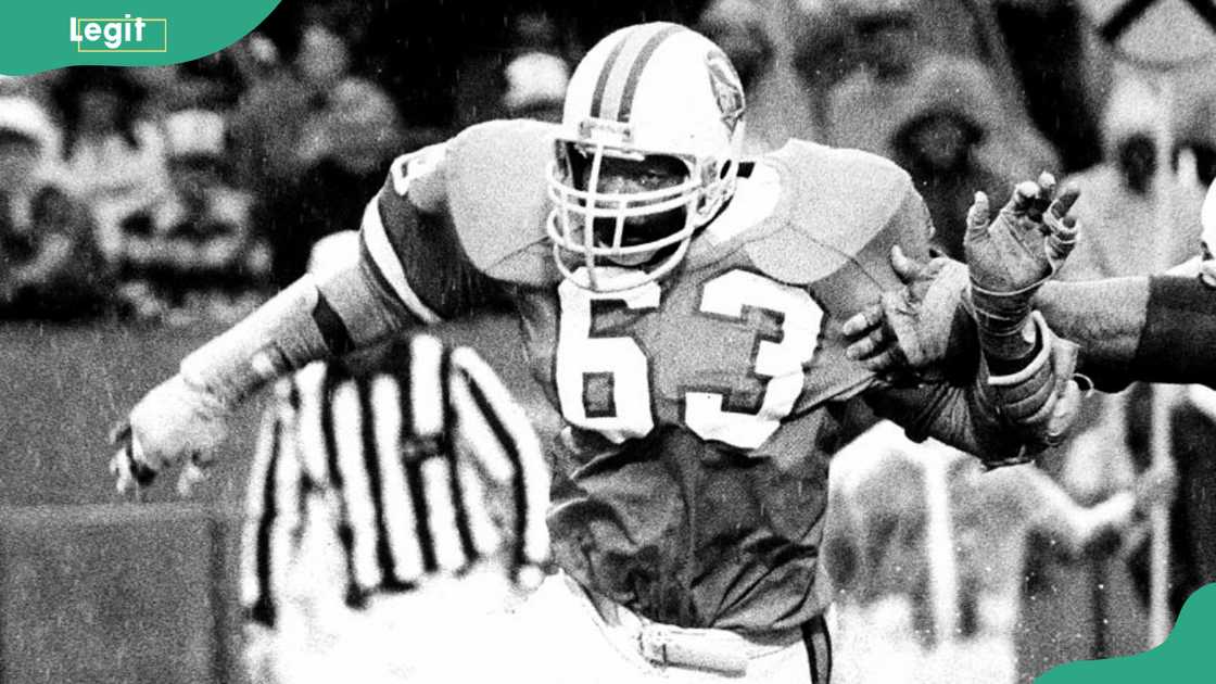 Defensive end Lee Roy Selmon of the Tampa Bay Buccaneers fights past a Kansas City Chiefs lineman in a 3 to 0 Tampa Bay win on 12/16/1979 Defensive end Lee Roy Selmon of the Tampa Bay Buccaneers fights past a Kansas City Chiefs lineman in a 3 to 0 Tampa Bay win on 12/16/1979