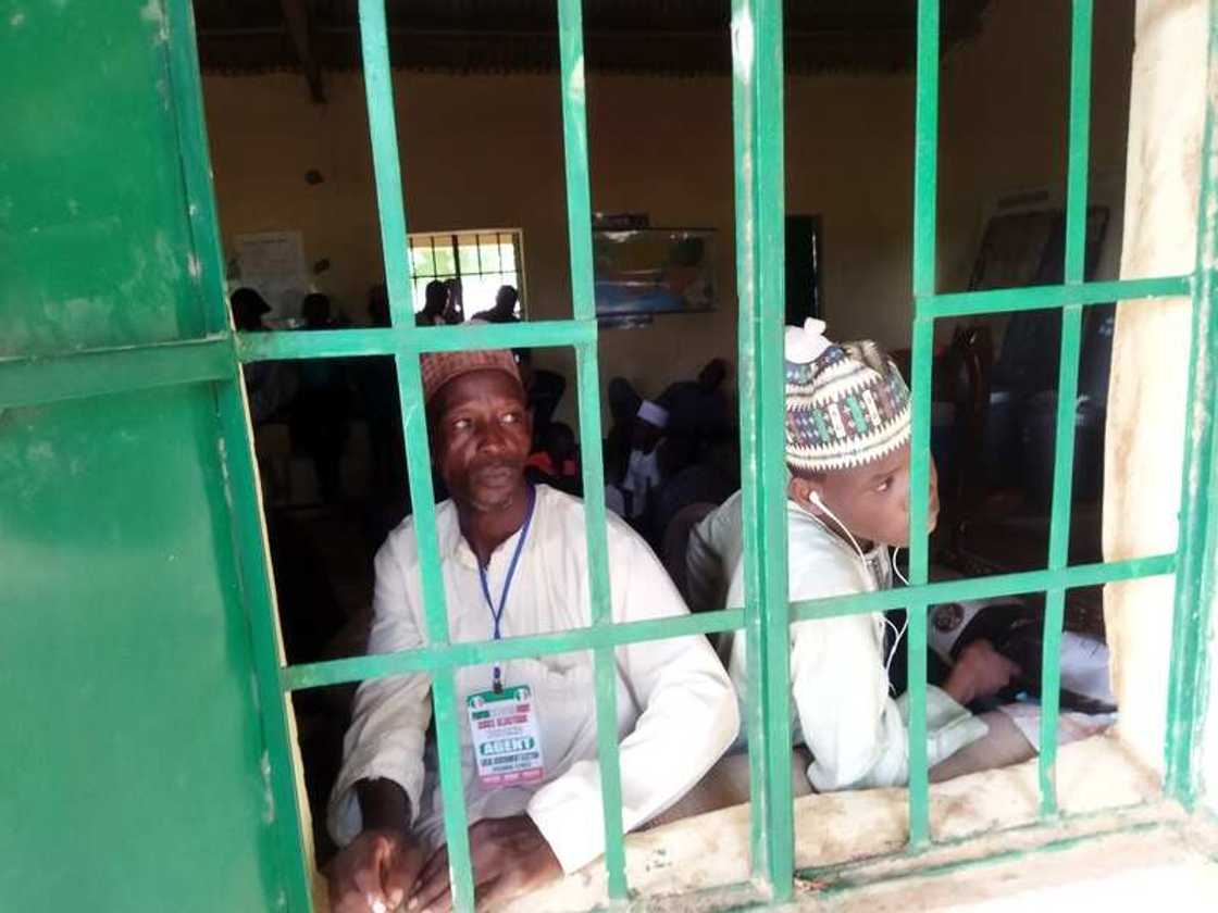 Yanzu-Yanzu: Fusatattun 'yan PDP sun yi garkuwa da jami’an zabe dake kan aiki a Jigawa Yanzu-Yanzu: Fusatattun 'yan PDP sun yi garkuwa da jami’an zabe dake kan aiki a Jigawa