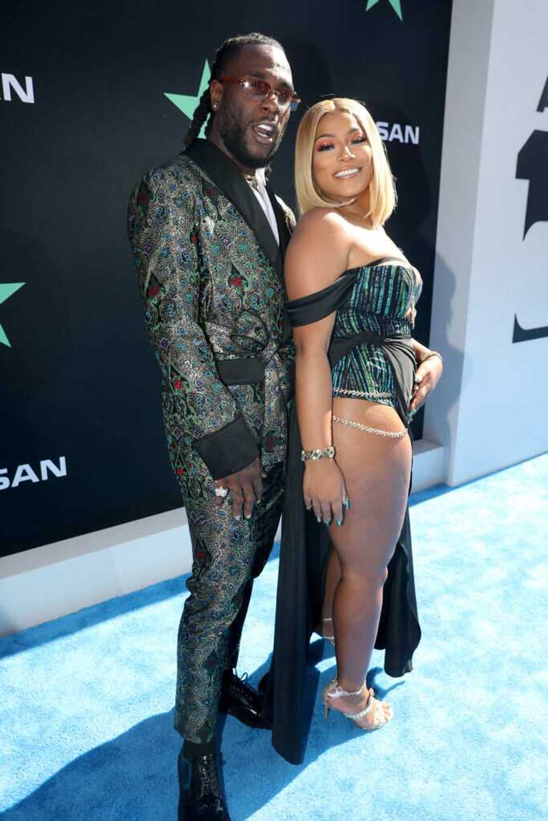 Burna Boy et Stefflon Don assistent aux BET Awards 2019 au Microsoft Theatre le 23 juin 2019 à Los Angeles, Californie. (Photo de Johnny Nunez/Getty Images) Burna Boy et Stefflon Don assistent aux BET Awards 2019 au Microsoft Theatre le 23 juin 2019 à Los Angeles, Californie. (Photo de Johnny Nunez/Getty Images)