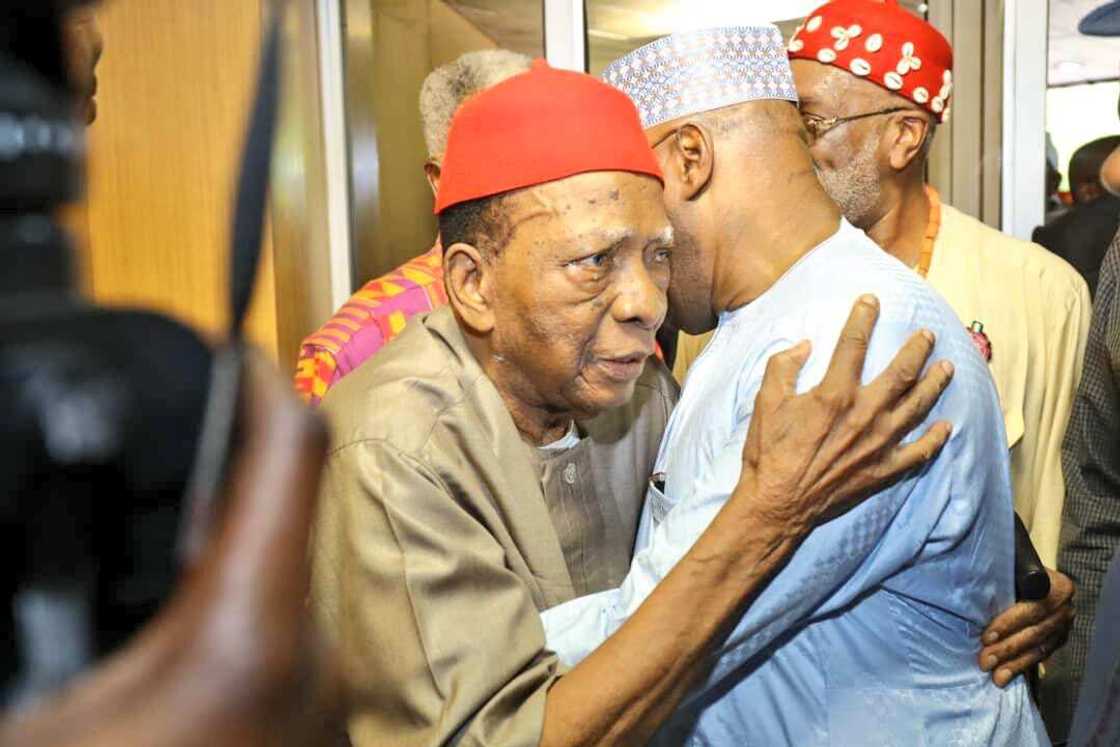 Ben Nwabueze tare da Atiku Abubakar Ben Nwabueze tare da Atiku Abubakar