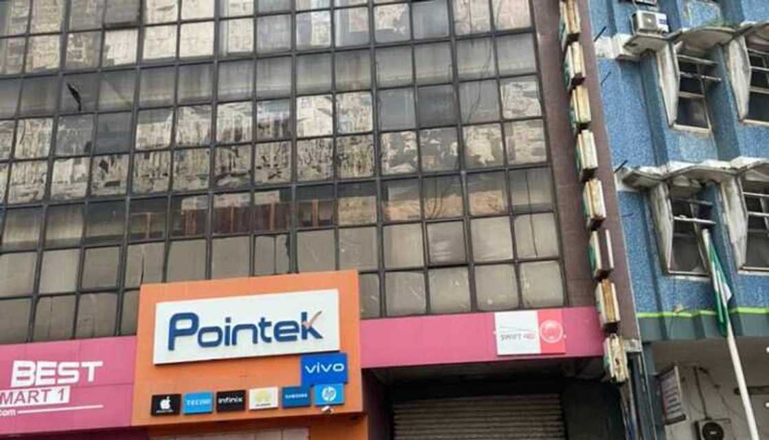 Gobara ta kama a wani katafaren ginin jihar Legas Gobara ta kama a wani katafaren ginin jihar Legas