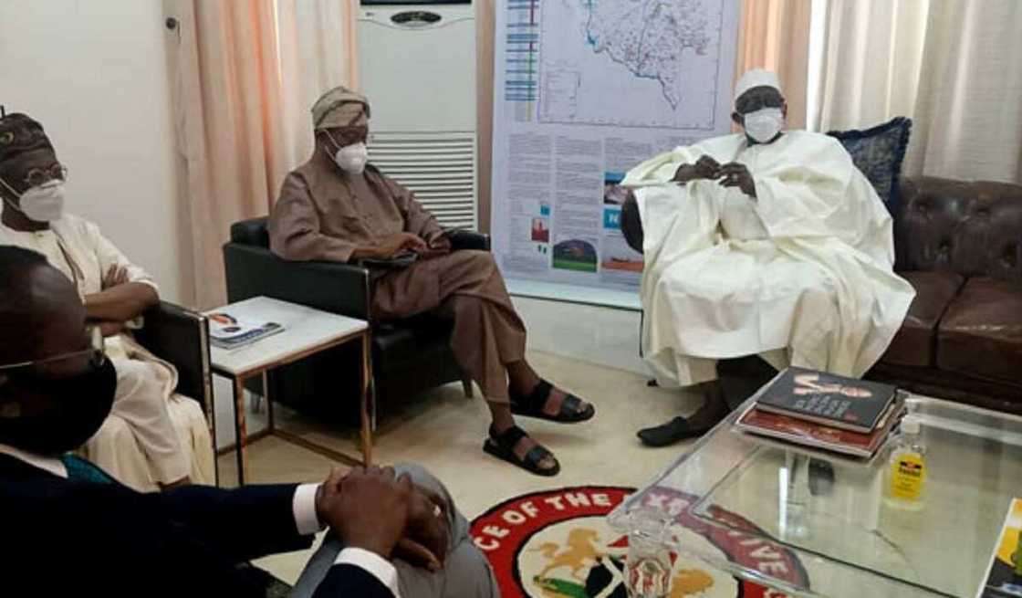 Hotunan wakilan FG, IGP da wasu jiga-jigai da suka kai ziyara Niger bayan sace dalibai Hotunan wakilan FG, IGP da wasu jiga-jigai da suka kai ziyara Niger bayan sace dalibai