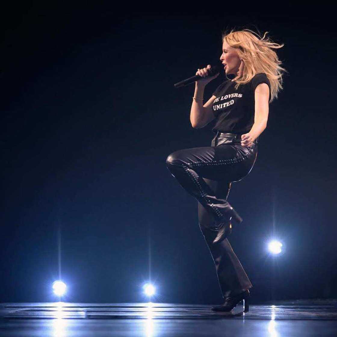 how tall is kylie minogue how tall is kylie minogue