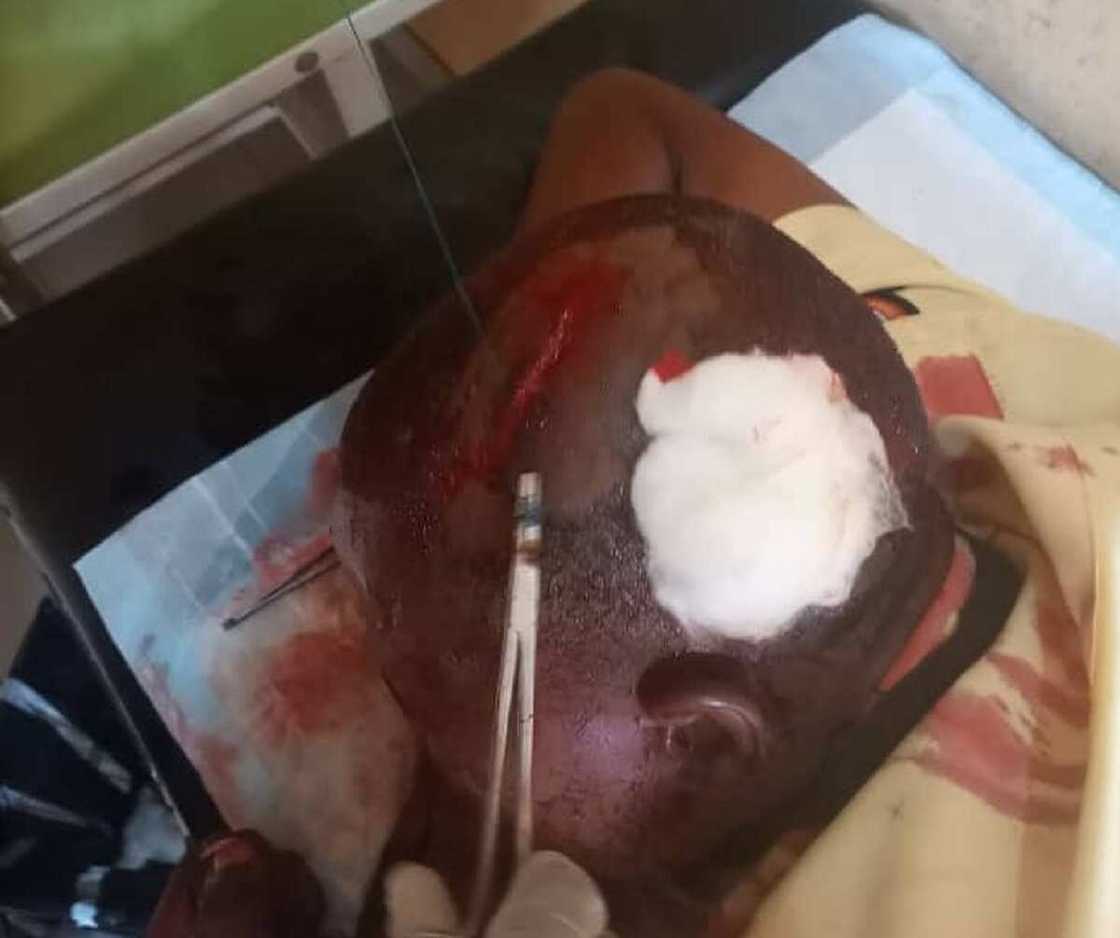 Hotuna: Direba ya ragargaza kan jami'in LASTMA da tabarya, ya bar shi rai a hannun Allah Hotuna: Direba ya ragargaza kan jami'in LASTMA da tabarya, ya bar shi rai a hannun Allah