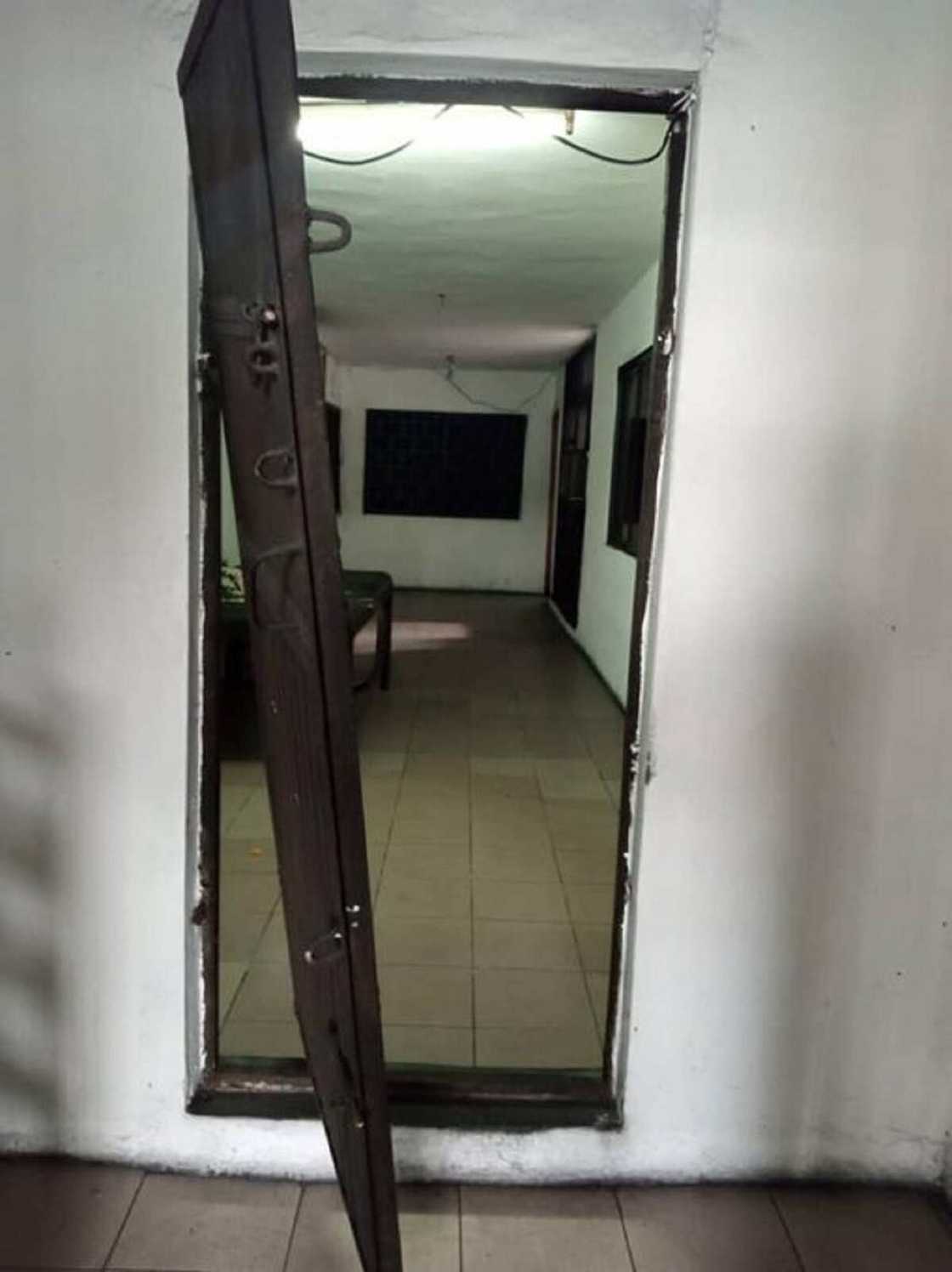 'Yan Bindiga Sun Kai Farmaki Gidan Ɗan Takarar Gwamna Kwana 4 Bayan Sanar Ƙudirinsa Na Yin Takara 'Yan Bindiga Sun Kai Farmaki Gidan Ɗan Takarar Gwamna Kwana 4 Bayan Sanar Ƙudirinsa Na Yin Takara