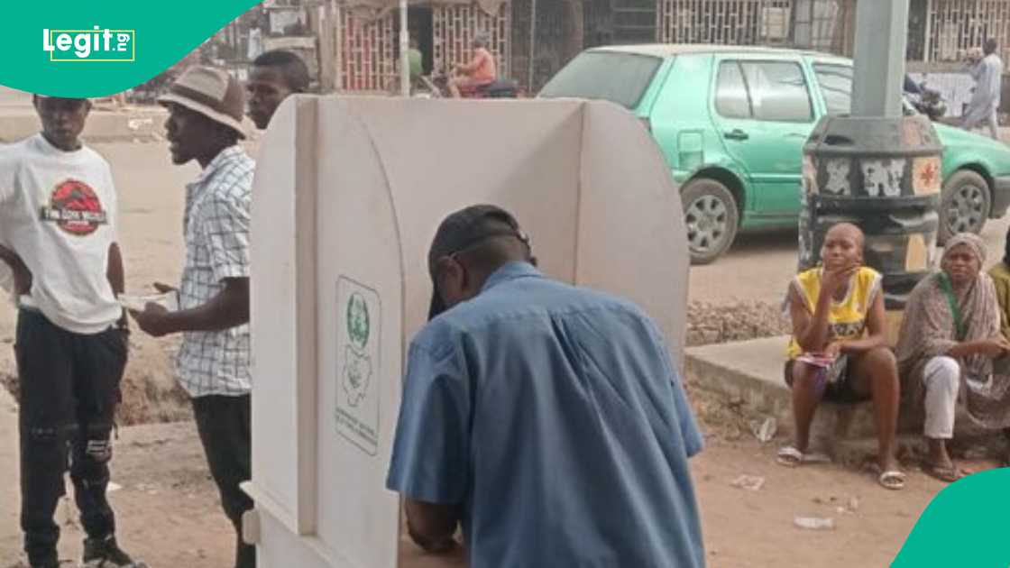 Masu zabe a rumfunan Abuja Masu zabe a rumfunan Abuja