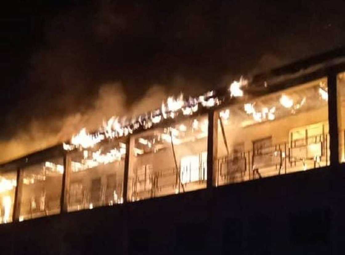 Yanzu-yanzu: Gobara ta tashi a barikin sojoji da ke Zaria Yanzu-yanzu: Gobara ta tashi a barikin sojoji da ke Zaria