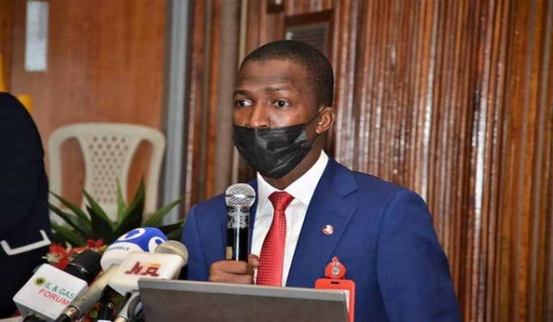 Bawa ya ce akwai karin gwamnonin da EFCC ke bibiya bisa zargin tara kudin haram Bawa ya ce akwai karin gwamnonin da EFCC ke bibiya bisa zargin tara kudin haram