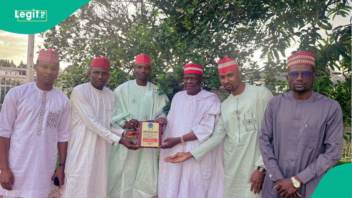 Lokacin da 'yan Najeriya mazauna Faransa suka ba Kwankwaso lambar yabo Lokacin da 'yan Najeriya mazauna Faransa suka ba Kwankwaso lambar yabo