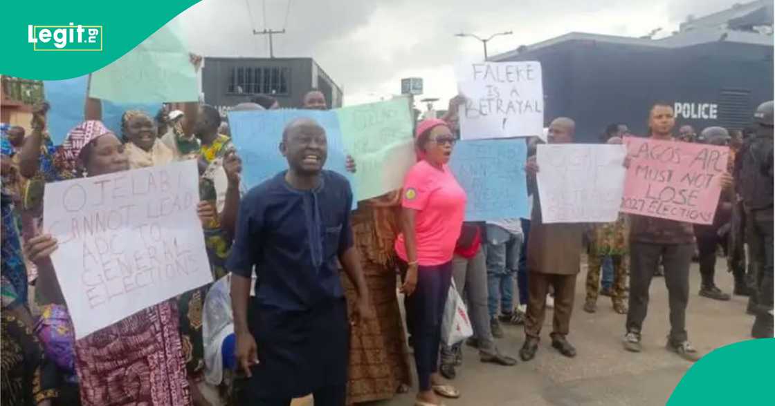 Yan APC sun mamaye Majalisar Dokokin Legas. Yan APC sun mamaye Majalisar Dokokin Legas.