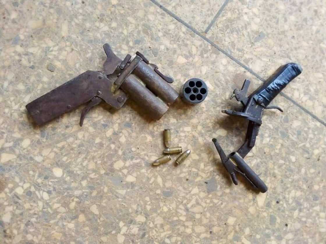 An yi bata kashi tsakanin 'yan fashi da 'yan sanda a Anambra (Hotuna) An yi bata kashi tsakanin 'yan fashi da 'yan sanda a Anambra (Hotuna)