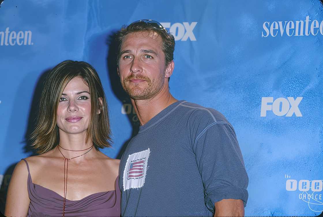 Sandra Bullock and Matthew McConaughey attend an award ceremony Sandra Bullock and Matthew McConaughey attend an award ceremony