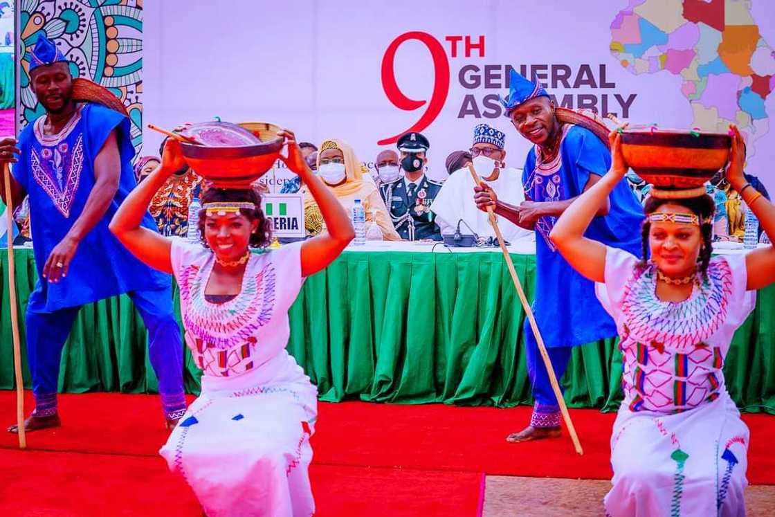 Taron matan Afirka Taron matan Afirka