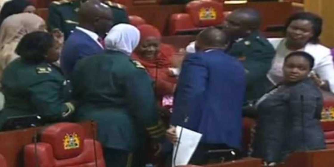 An hana wata mata zaman majalisa yayin da ta shigo da jaririya rike a hannunta (Hotuna) An hana wata mata zaman majalisa yayin da ta shigo da jaririya rike a hannunta (Hotuna)