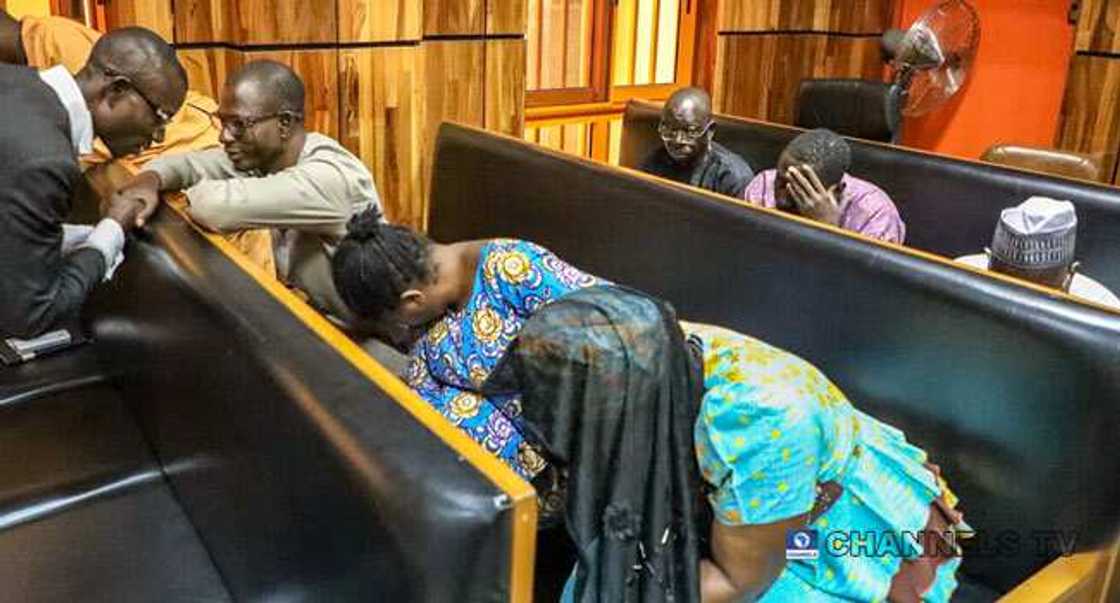 Da duminsa: An gurfanar da ma'akaciyar JAMB da tace Macijiya ta hadiye miliyan 36 (Hotuna) Da duminsa: An gurfanar da ma'akaciyar JAMB da tace Macijiya ta hadiye miliyan 36 (Hotuna)