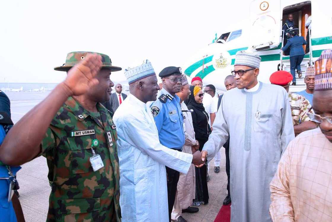 Ba tare da ziyartar Auno da aka kashe mutane ba, Buhari ya koma Abuja (Hotuna) Ba tare da ziyartar Auno da aka kashe mutane ba, Buhari ya koma Abuja (Hotuna)