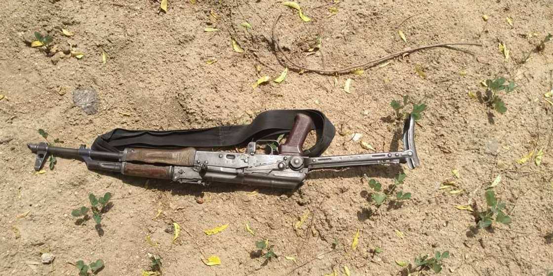 Dakarun soji sun dakile harin kwanton bauna, sun kashe 'yan ta'adda 2 a Borno (Hotuna) Dakarun soji sun dakile harin kwanton bauna, sun kashe 'yan ta'adda 2 a Borno (Hotuna)