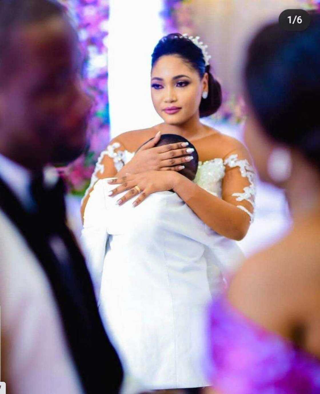 Dan siyasa a kasar Tanzania ya angwance da kyakkyawar mata Dan siyasa a kasar Tanzania ya angwance da kyakkyawar mata