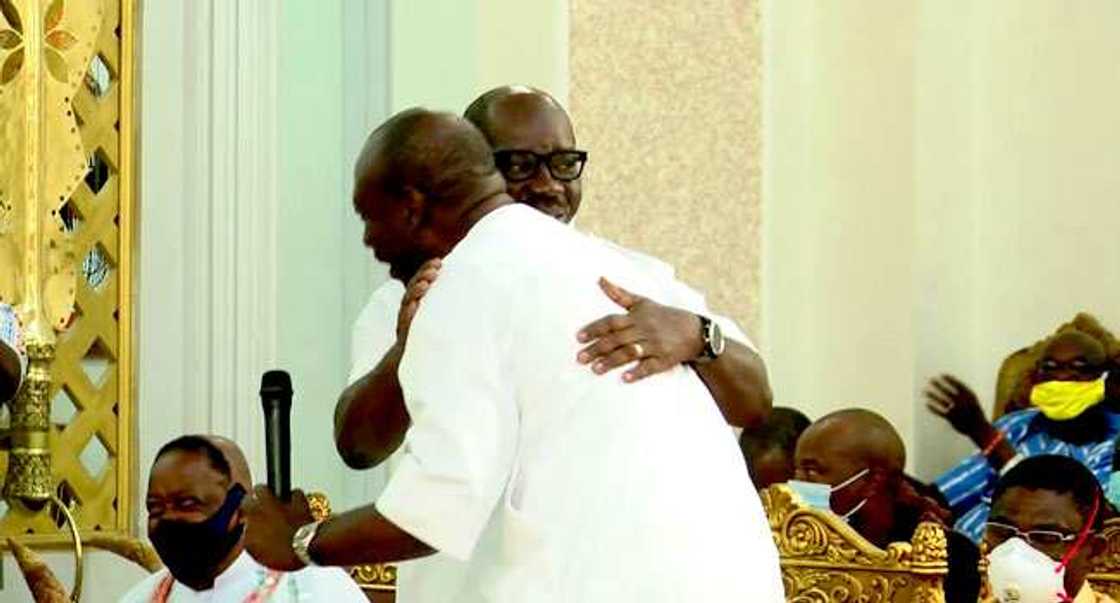 Zaben Edo 2020: Obaseki da Ize Iyamu sun kulla yarjejeniya gaban Sarkin Benin Zaben Edo 2020: Obaseki da Ize Iyamu sun kulla yarjejeniya gaban Sarkin Benin