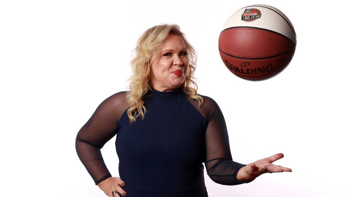 Holly Rowe poses during the 2023 Naismith Hall of Fame Awards Gala Holly Rowe poses during the 2023 Naismith Hall of Fame Awards Gala