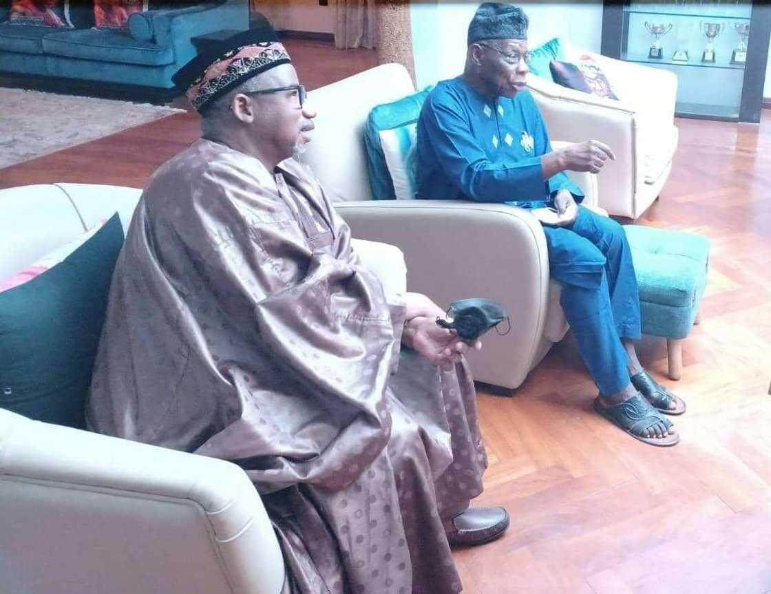 2023: Gwamnan Bauchi ya kai wa Obasanjo ziyara har gida 2023: Gwamnan Bauchi ya kai wa Obasanjo ziyara har gida