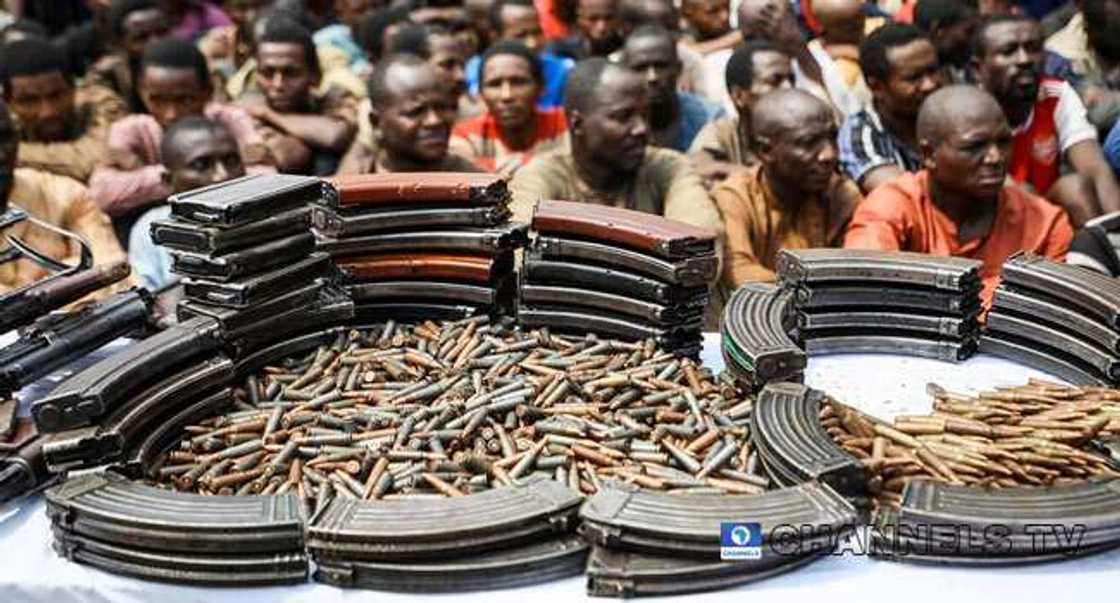 Hotunan bindigu, alburusai, kudi da kwayoyi da rundunar 'yan sanda ta kama tare da masu garkuwa da mutane a Abuja Hotunan bindigu, alburusai, kudi da kwayoyi da rundunar 'yan sanda ta kama tare da masu garkuwa da mutane a Abuja