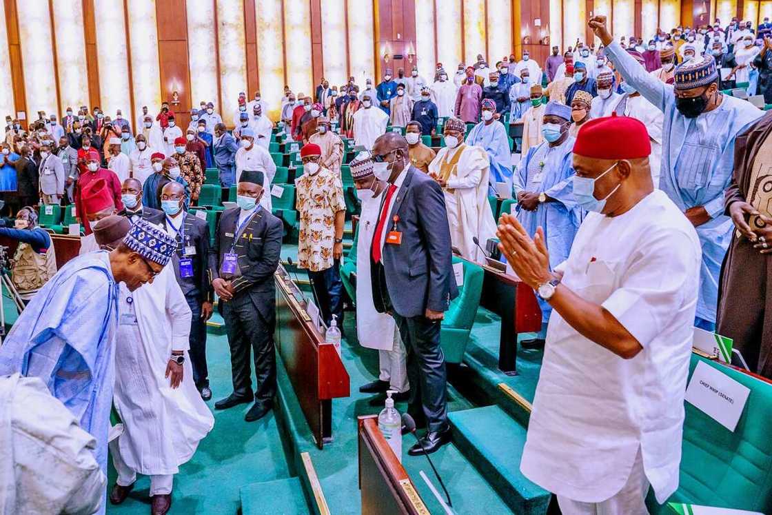 Shugaba Buhari zzai sake karban bashin $16bn da €1bn Shugaba Buhari zzai sake karban bashin $16bn da €1bn