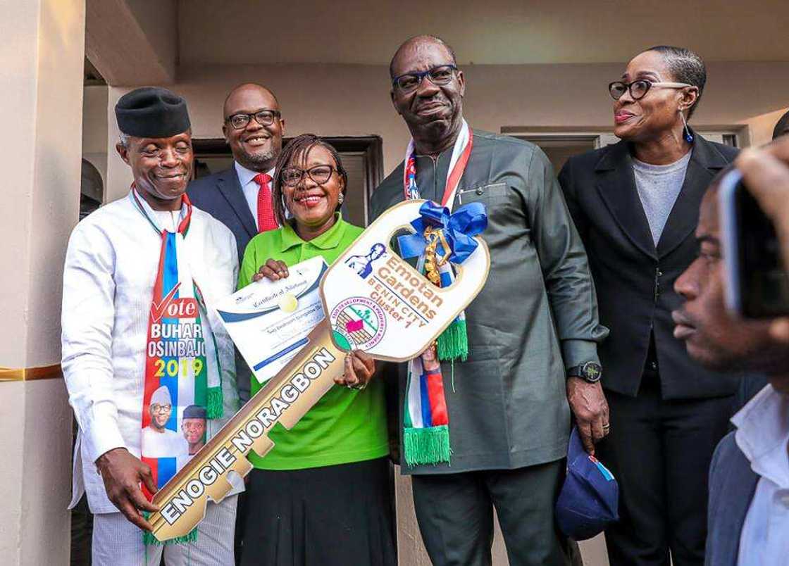 Wata Malama da ta yi fice a koyarwa ta samu kyautan kayataccen gida a Edo Wata Malama da ta yi fice a koyarwa ta samu kyautan kayataccen gida a Edo