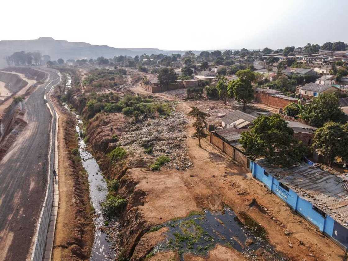 Holdouts: The Gecamines Kolwezi district and its neighbour, the COMMUS open-cast cobalt mine Holdouts: The Gecamines Kolwezi district and its neighbour, the COMMUS open-cast cobalt mine