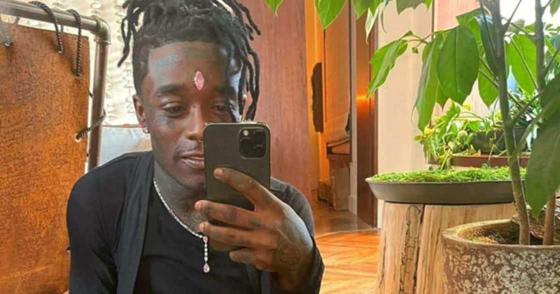 Lil Uzi Vert’ was lucky not to lose his expensive diamond. Lil Uzi Vert’ was lucky not to lose his expensive diamond.