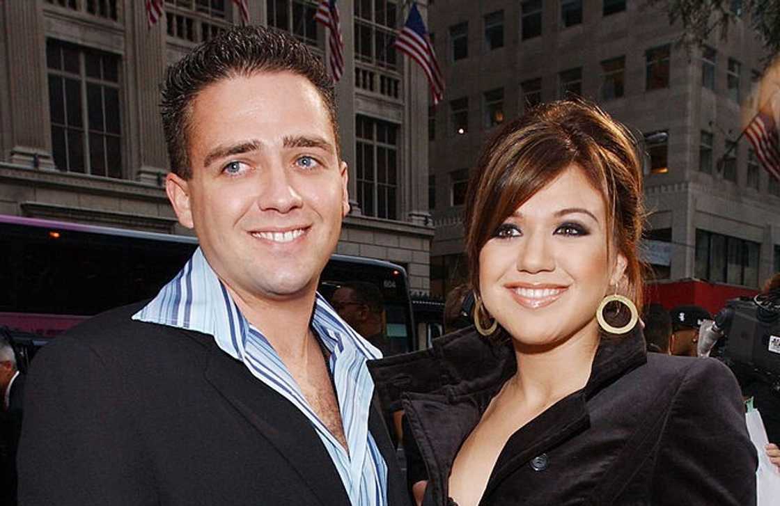 Singer Kelly Clarkson (R) and Jason Clarkson (L) pose at the 2003 MTV Video Music Awards Singer Kelly Clarkson (R) and Jason Clarkson (L) pose at the 2003 MTV Video Music Awards
