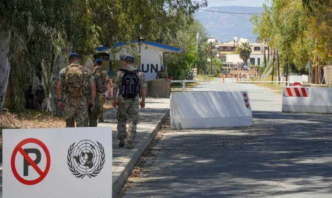 Normally, crossing the narrow buffer zone separating the two sides should not take more than a few minutes Normally, crossing the narrow buffer zone separating the two sides should not take more than a few minutes