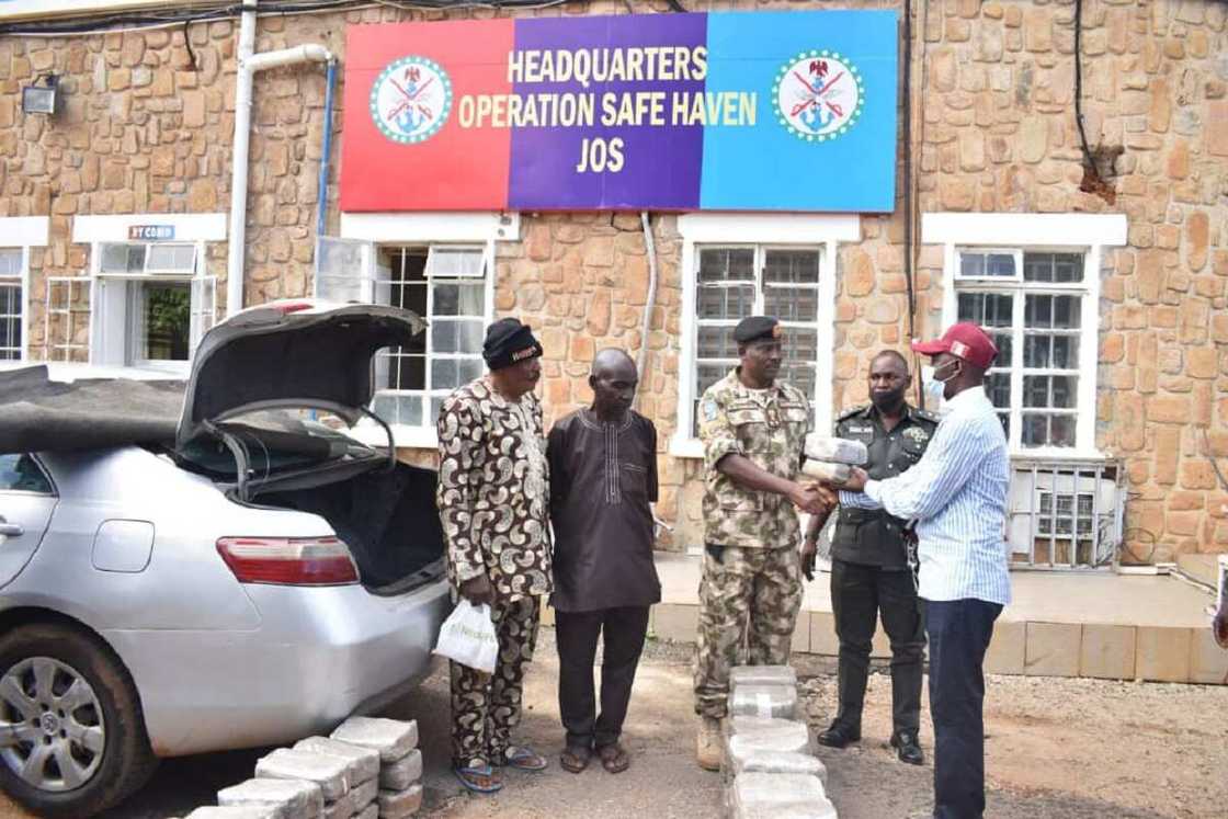 Hotunan tsohon soja mai shekaru 60 da wani da aka kama da wiwi na N7.5m a Kaduna Hotunan tsohon soja mai shekaru 60 da wani da aka kama da wiwi na N7.5m a Kaduna